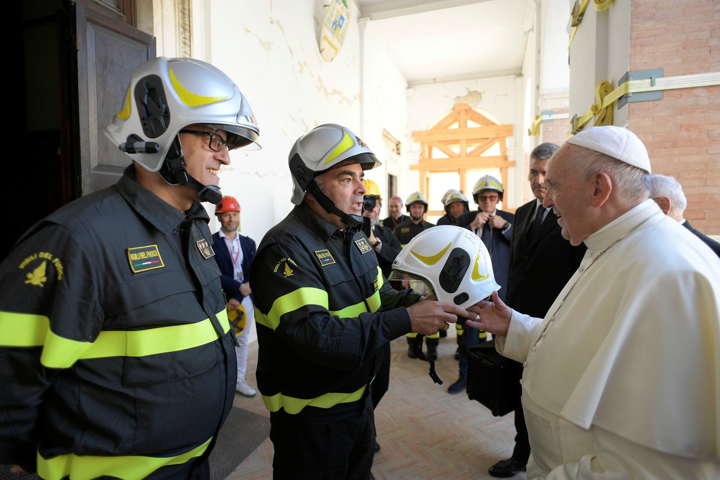 El papa Francisco visitó este domingo Camerino, una de las localidades más afectadas por el terremoto de 2016 en el centro de Italia. (Reuters)