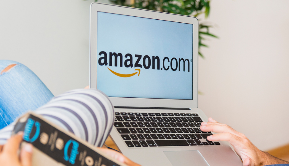 Jeff Bezos reta a sus competidores a subir los salarios a sus empleados
