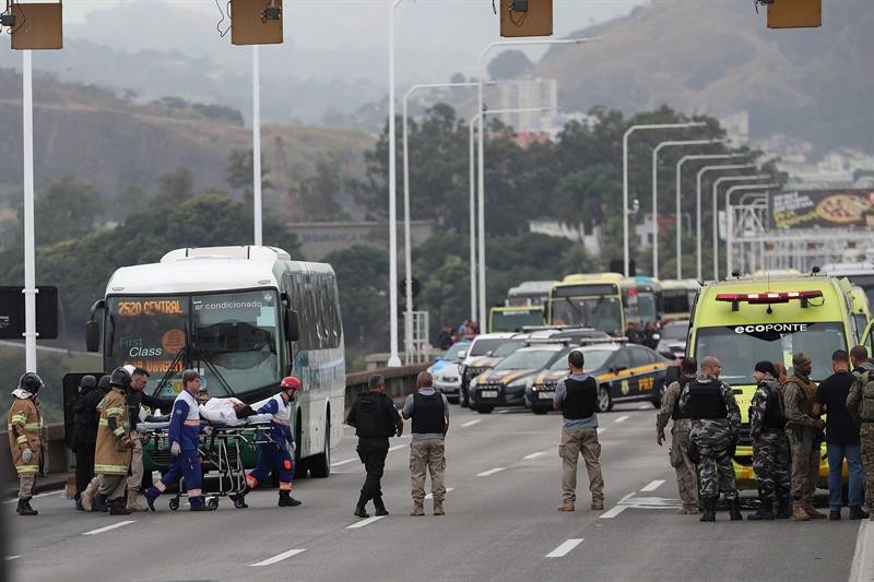 EFE. Una rehen libertada por el secuestrador tras salir del autobus este martes en el puente Rio-Niterói.