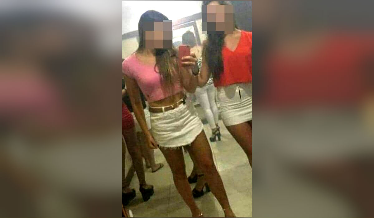 Se toman un selfie en baño de discoteca y una extraña criatura se cuela en la foto