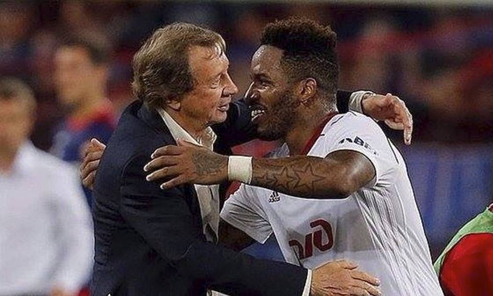 El emotivo abrazo de Farfán con el técnico de Lokomotiv tras doblete