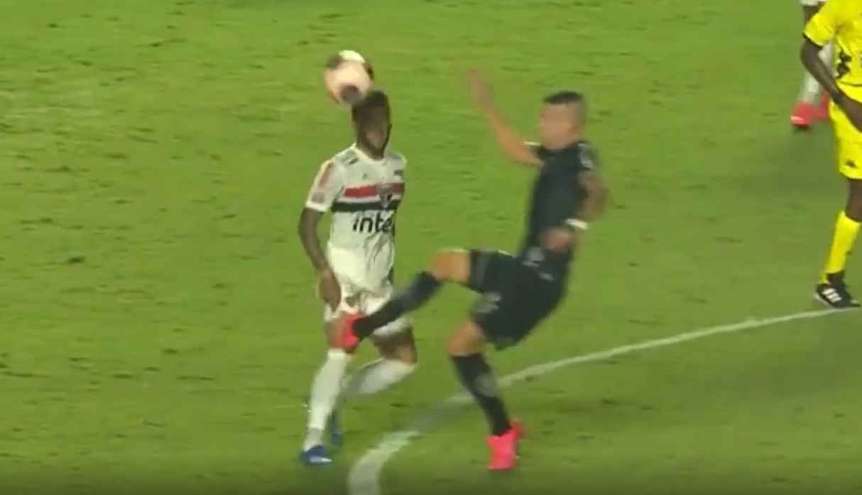 Dani Alvesrecibió terrible falta en Brasil y se disculparon con él por Instagram