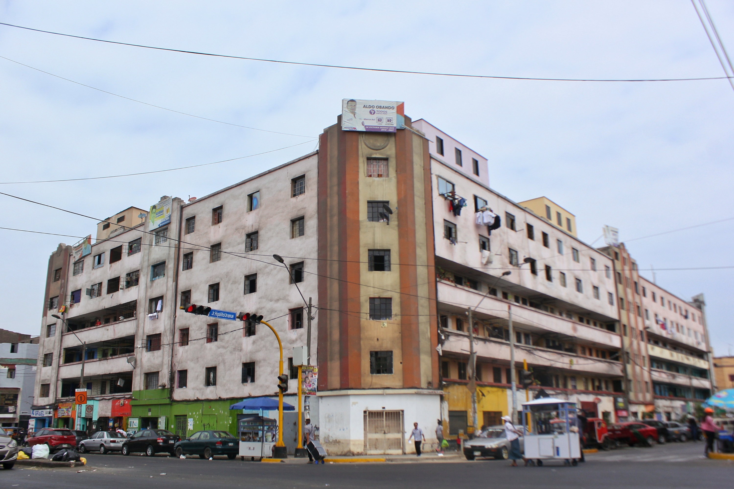El imponente ´Cóndor' se ubica en el cruce del jirón Hipólito Unanue y la avenida Parinacochas. (Foto: Antonio Melgarejo)