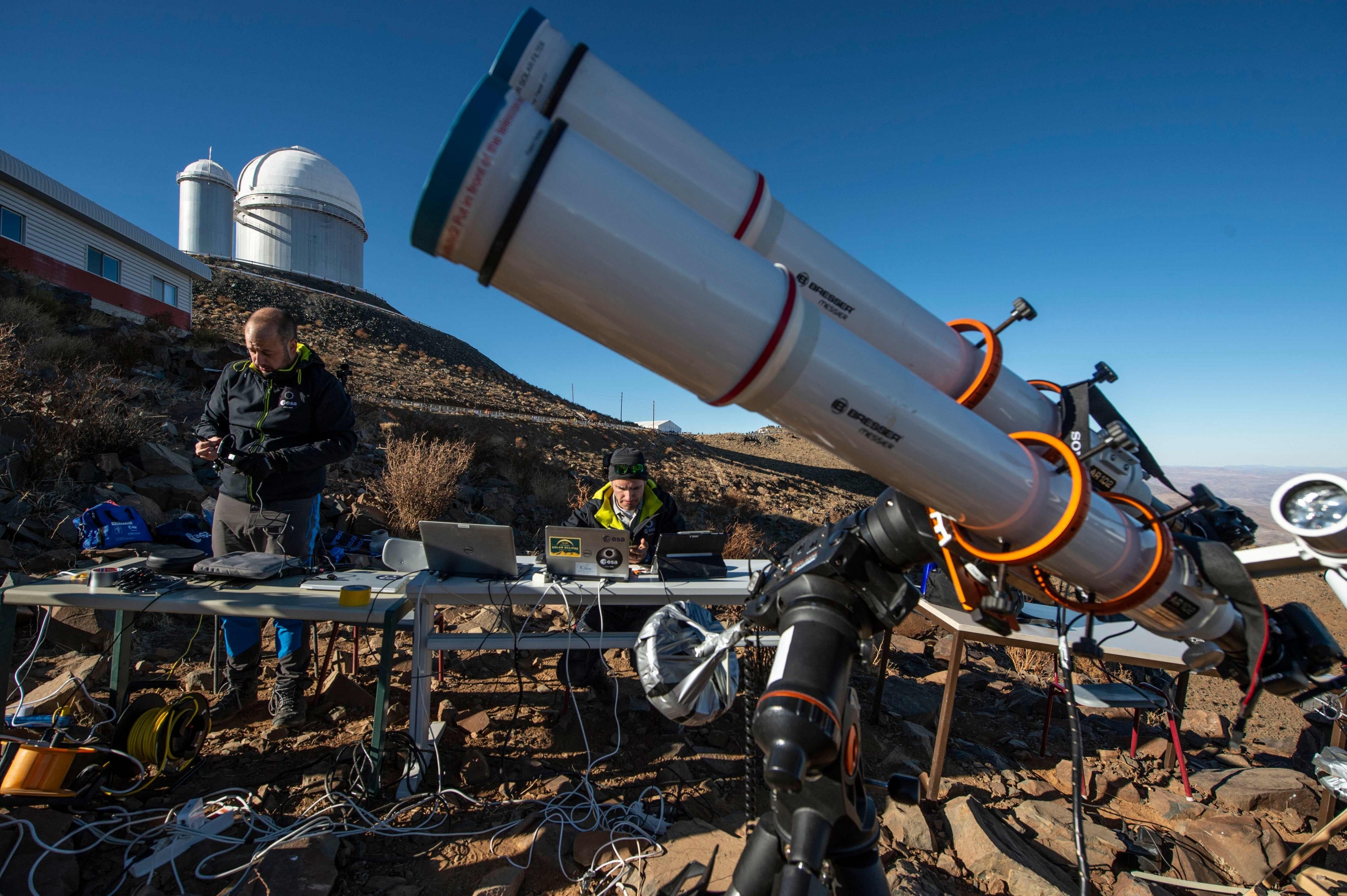 Los astrónomos preparan el equipo antes de un eclipse solar en el Observatorio Europeo del Sur de La Silla (ESO), en La Higuera. (Foto: AFP)