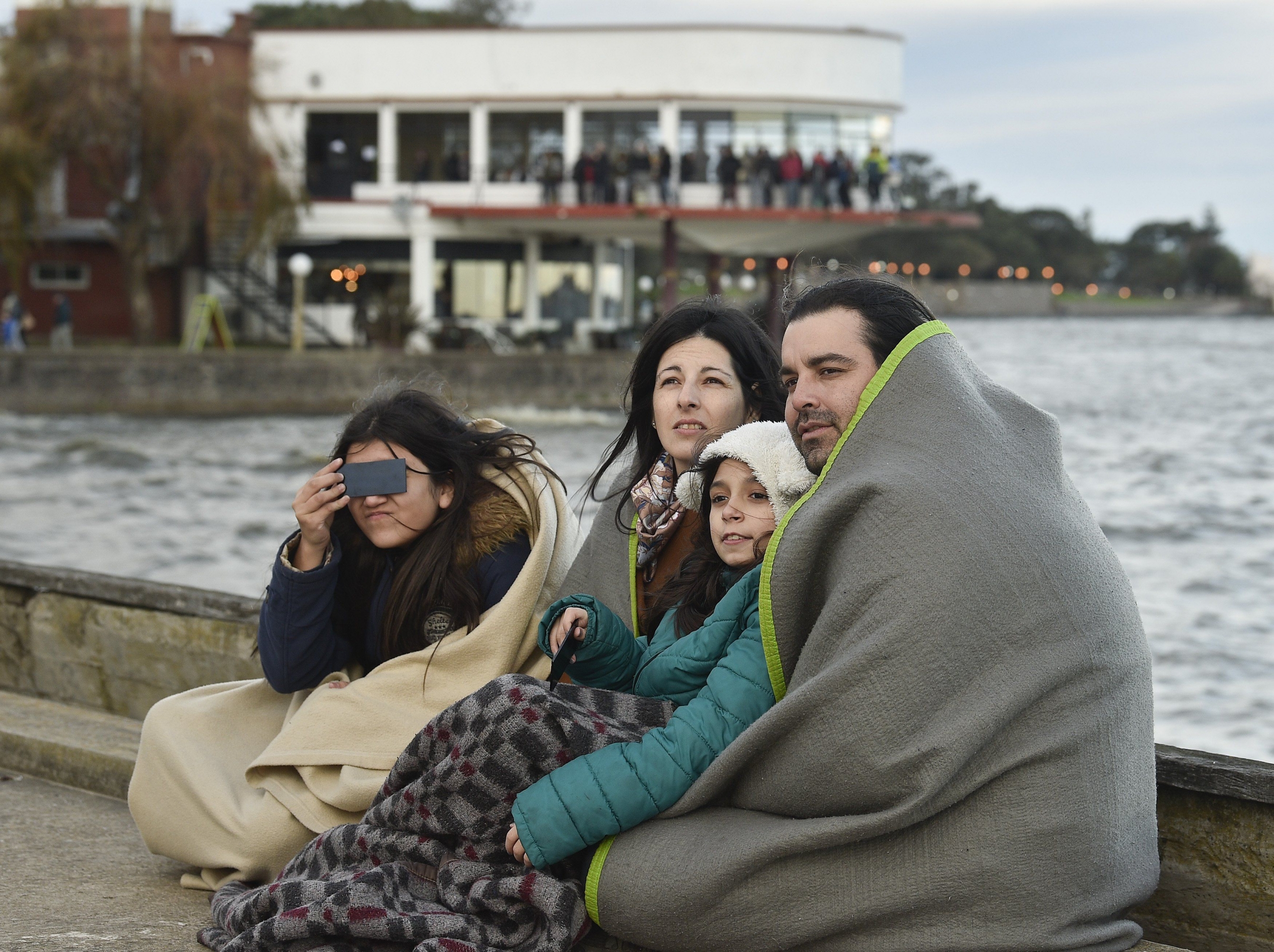 En Argentina, el principal punto de observación fue la región de Cuyo, donde miles de personas lo convirtieron en un paseo turístico. (AFP)