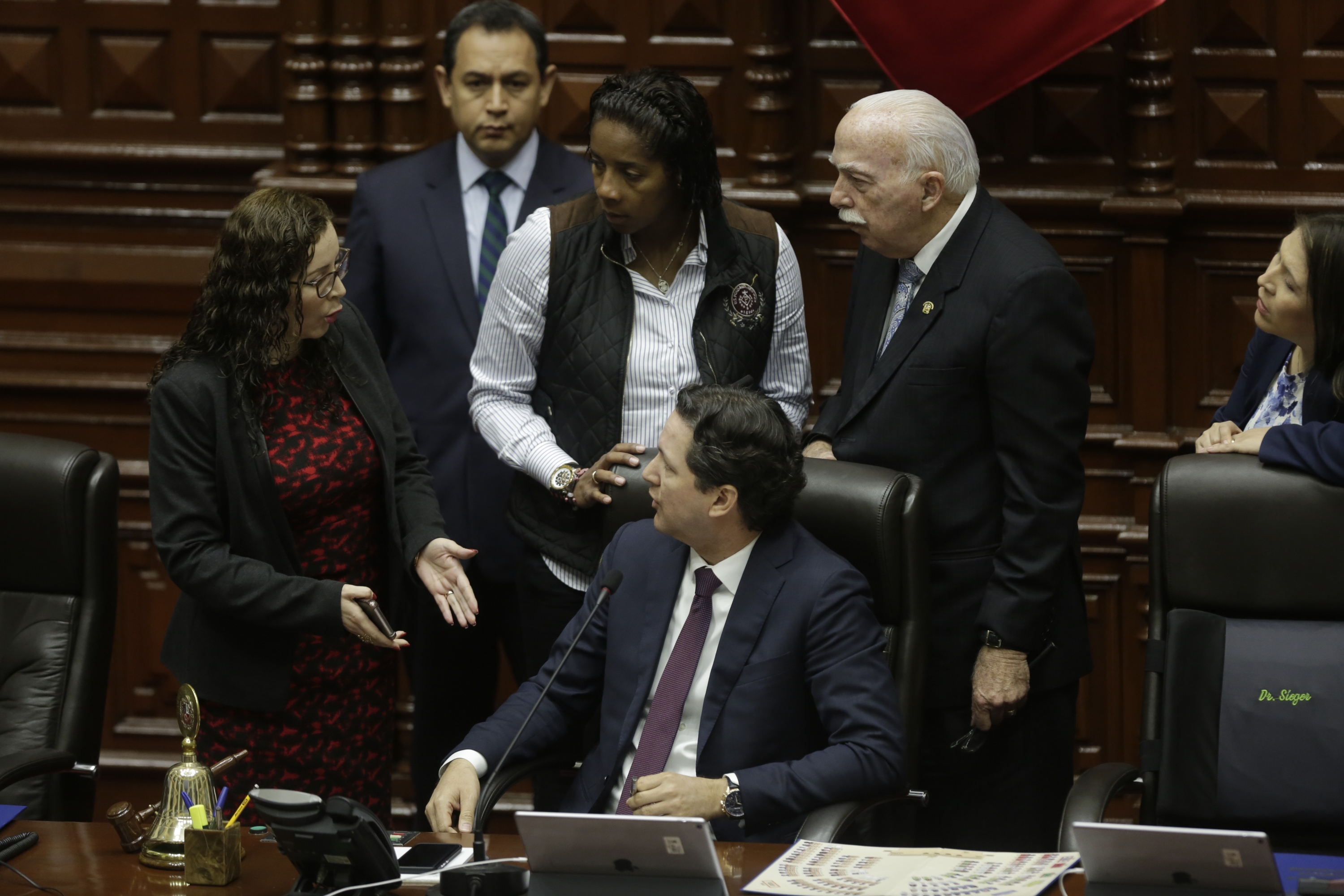 Salaverry a Tubino: Sorprende que hable de valentía cuando ha salido escondido para no declarar
