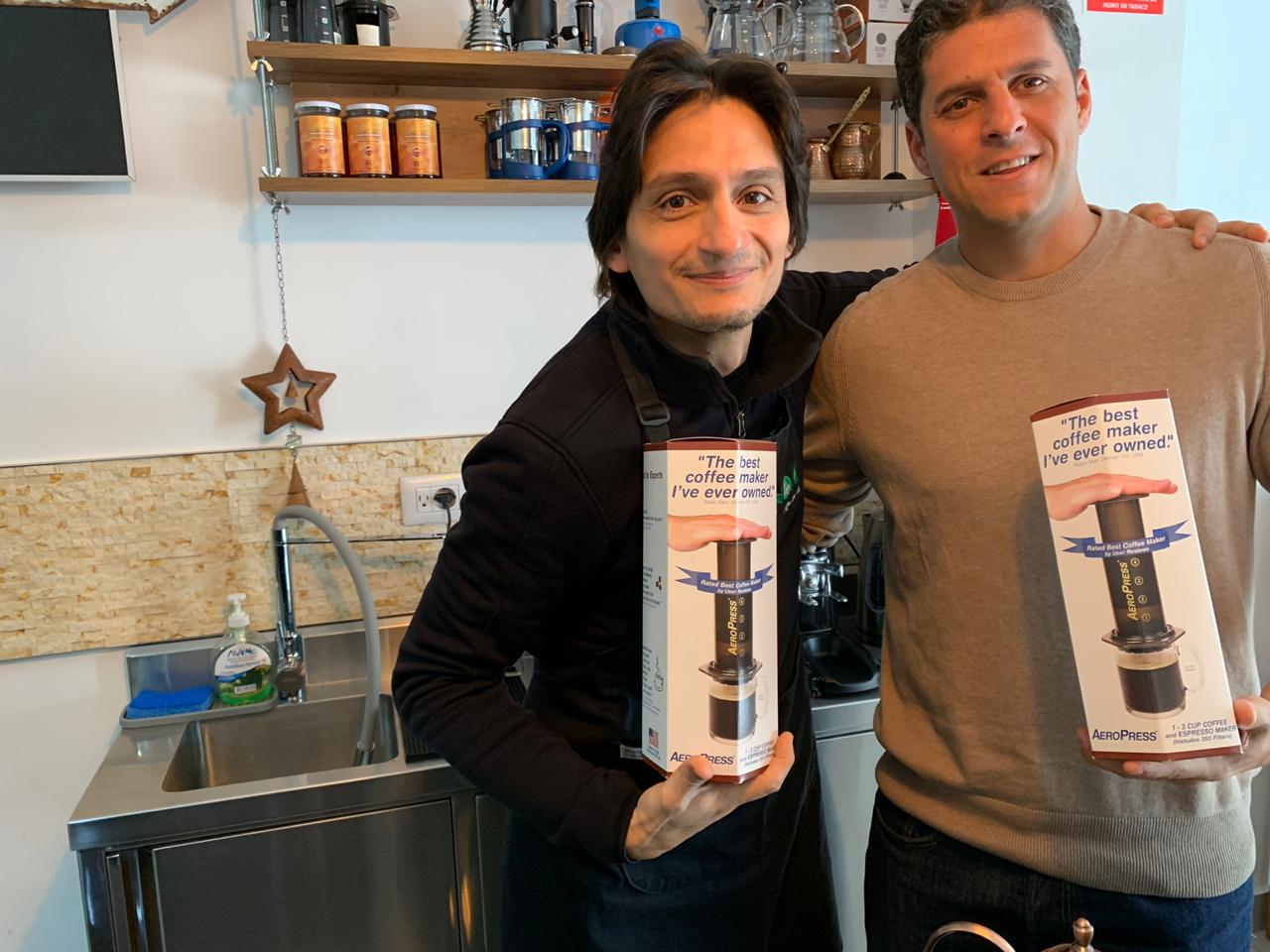 Oscar Pulido prepara café de Chanchamayo en Aeropress, un método muy práctico.