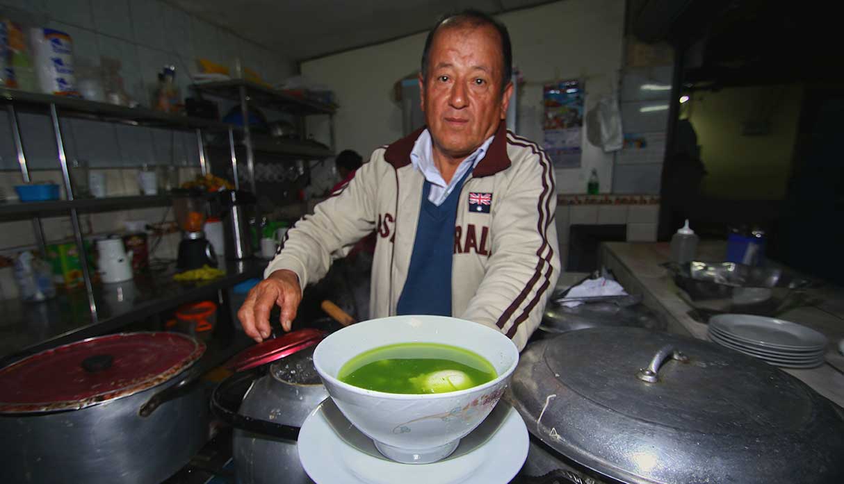 Zenobio Vargas es uno de los pocos que ofrecen este delicioso desayuno cajamarquino aquí en Lima. (Foto: Antonio Melgarejo)
