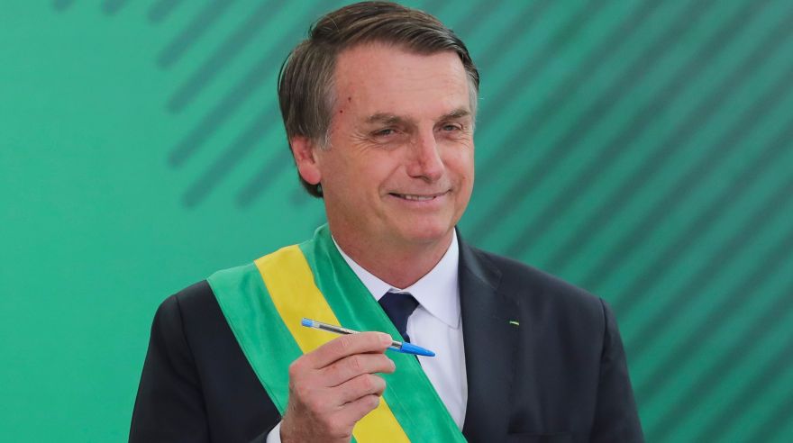 Bolsonaro firma decreto con aumento del salario mínimo en Brasil