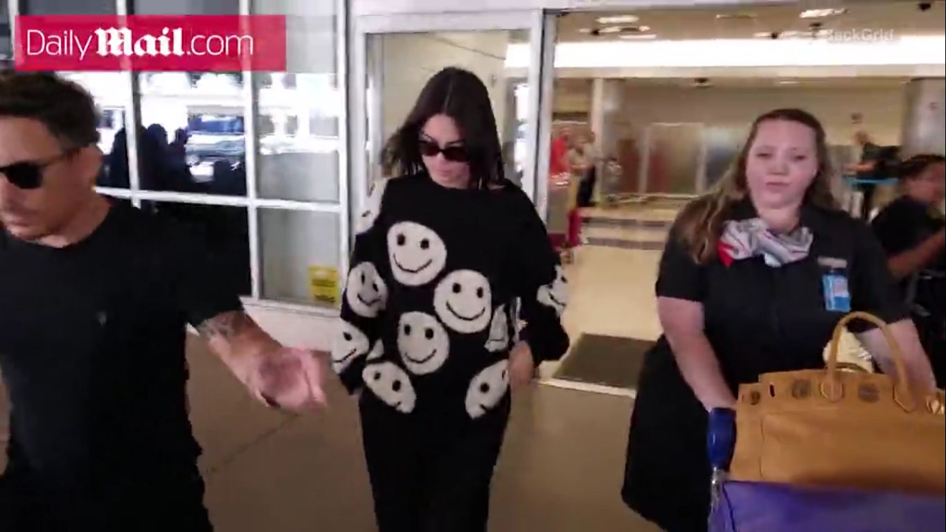 Muchos indican que el suéter de caritas felices le cae muy bien a Kendall Jenner. (Foto: Captura video Daily Mail | BackGrid)