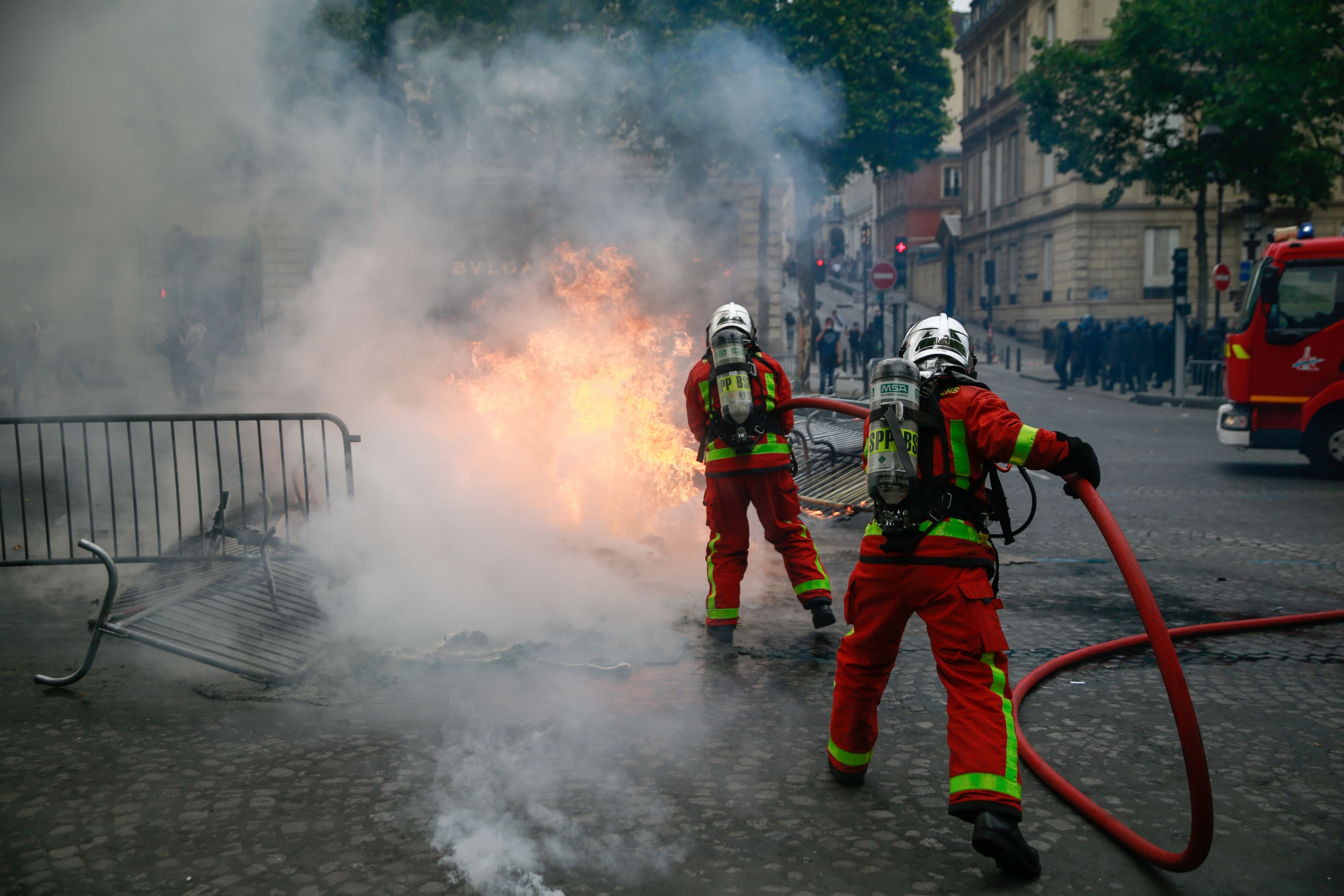 Bomberos tuvieron que apagar el fuego de varias papeleras. (Foto: AFP)