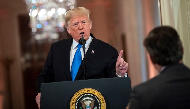 Fox News respalda a CNN en su demanda contra Donald Trump por acceso a la prensa