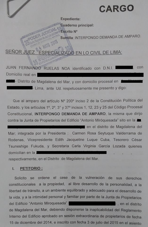 De subir 16 pisos con su perra por una absurda prohibición a héroe de la justicia animalista. (Facebook)