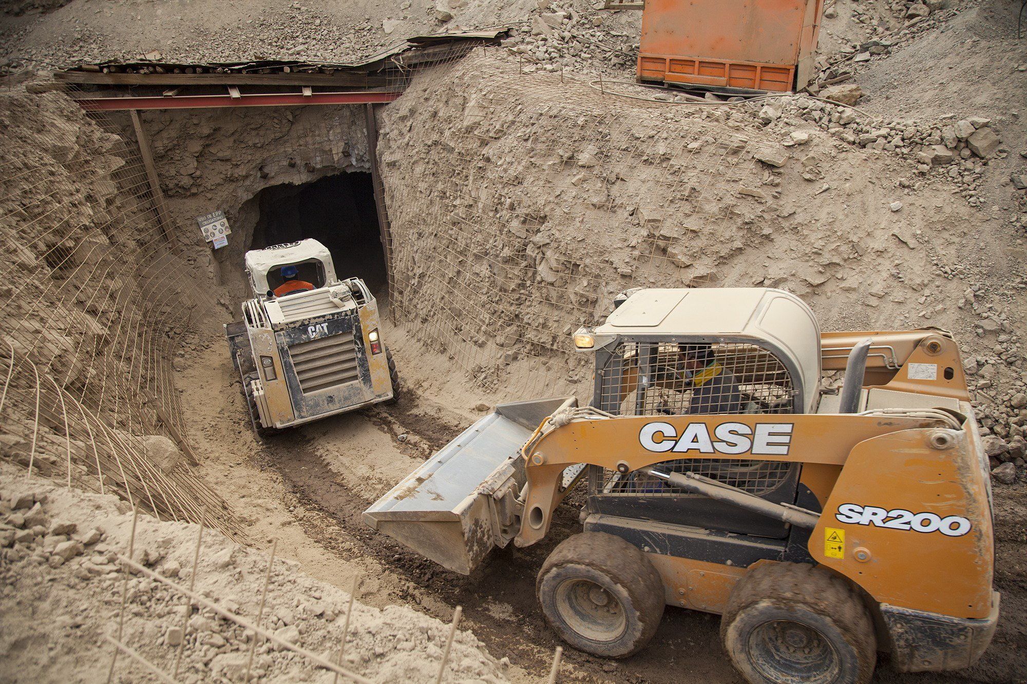 Para llegar a ellos, se trató de desbloquear el túnel con explosiones controladas que no surtieron efecto. (EFE)