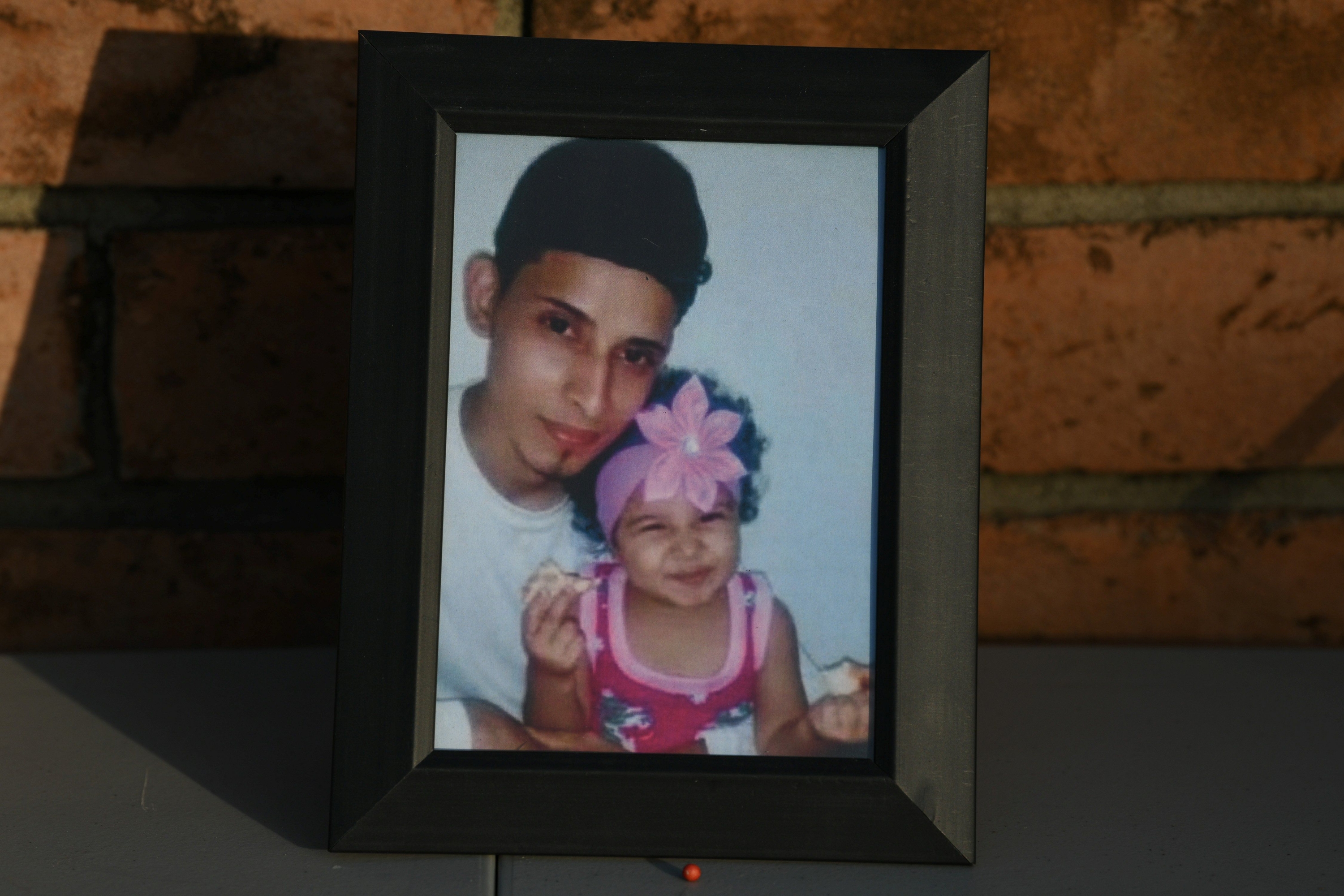 Óscar Martínez y su hija Valeria, de 23 meses de edad, quien se ahogó al cruzar el Río Bravo en la frontera de México y Estados Unidos, son recordados durante una vigilia. (Foto: Reuters)
