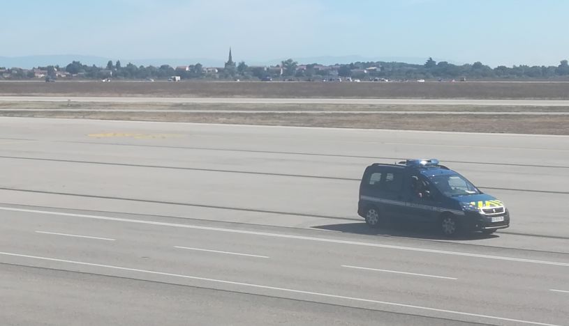 Hombre entró en automóvil a la pista de aeropuerto en Francia