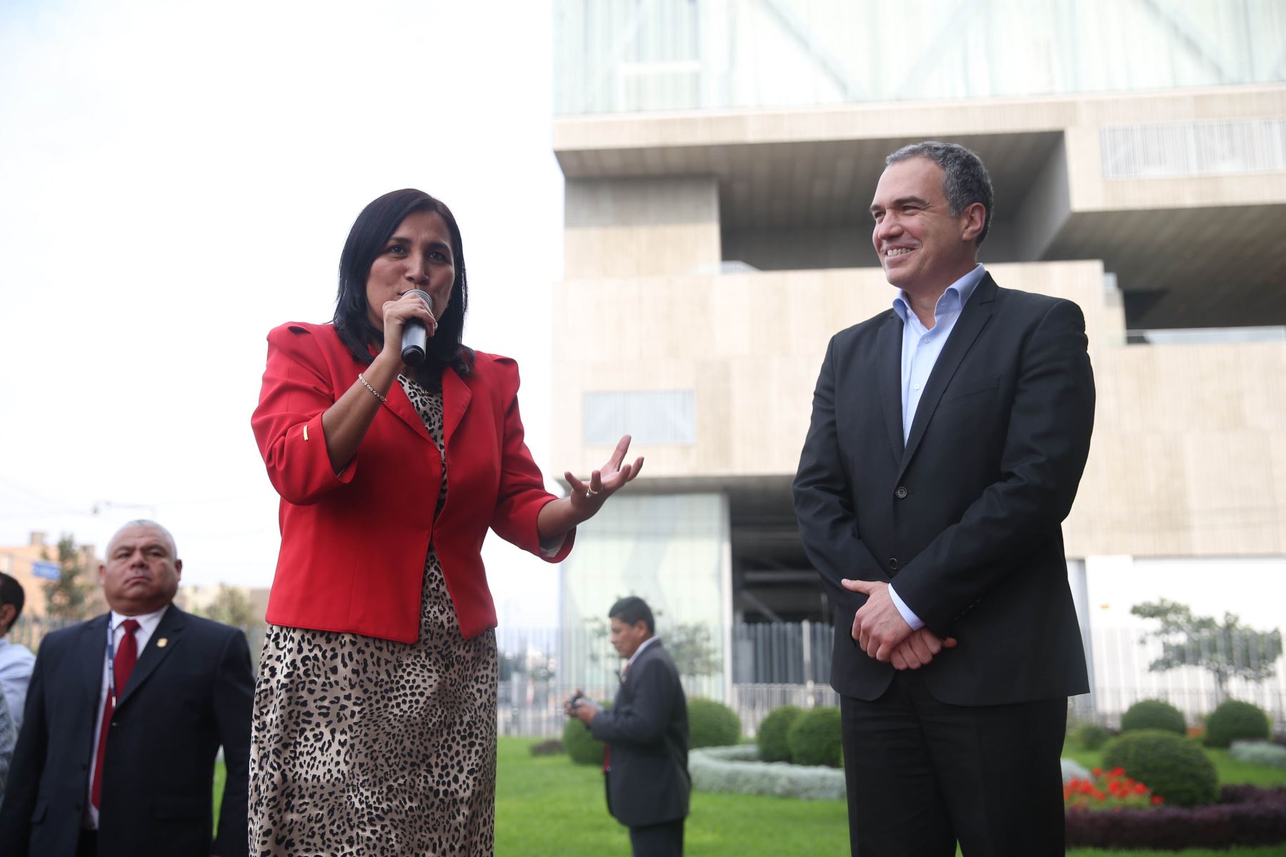 Del Solar agradece a ministra Flor Pablo por "su defensa de la educación"