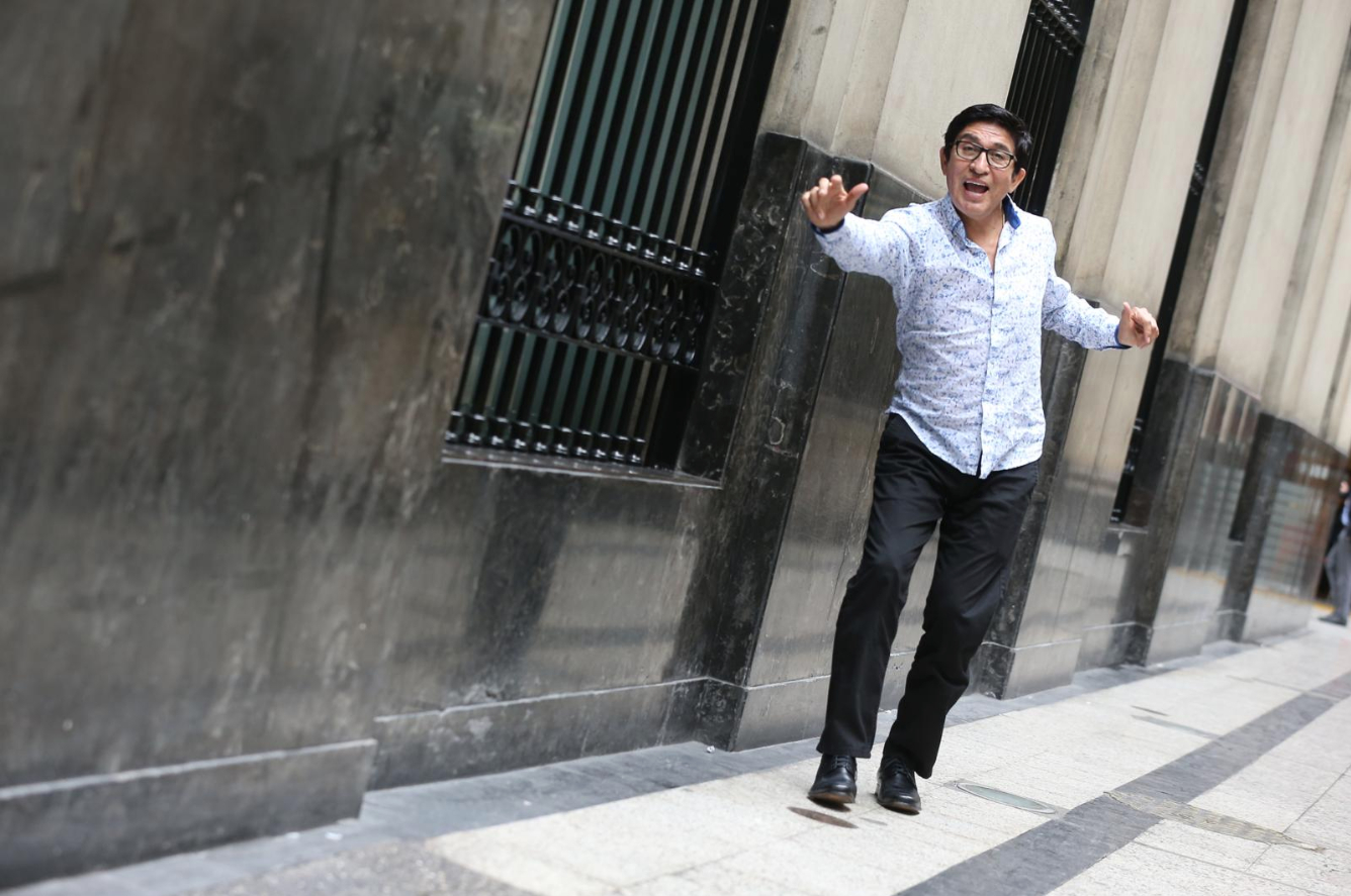 “Este cumpleaños me encuentra con una carga emocional, física y mucha reflexión, y bastantes chequeos prostáticos también”, dice el humorista. (Manuel Melgar/GEC)