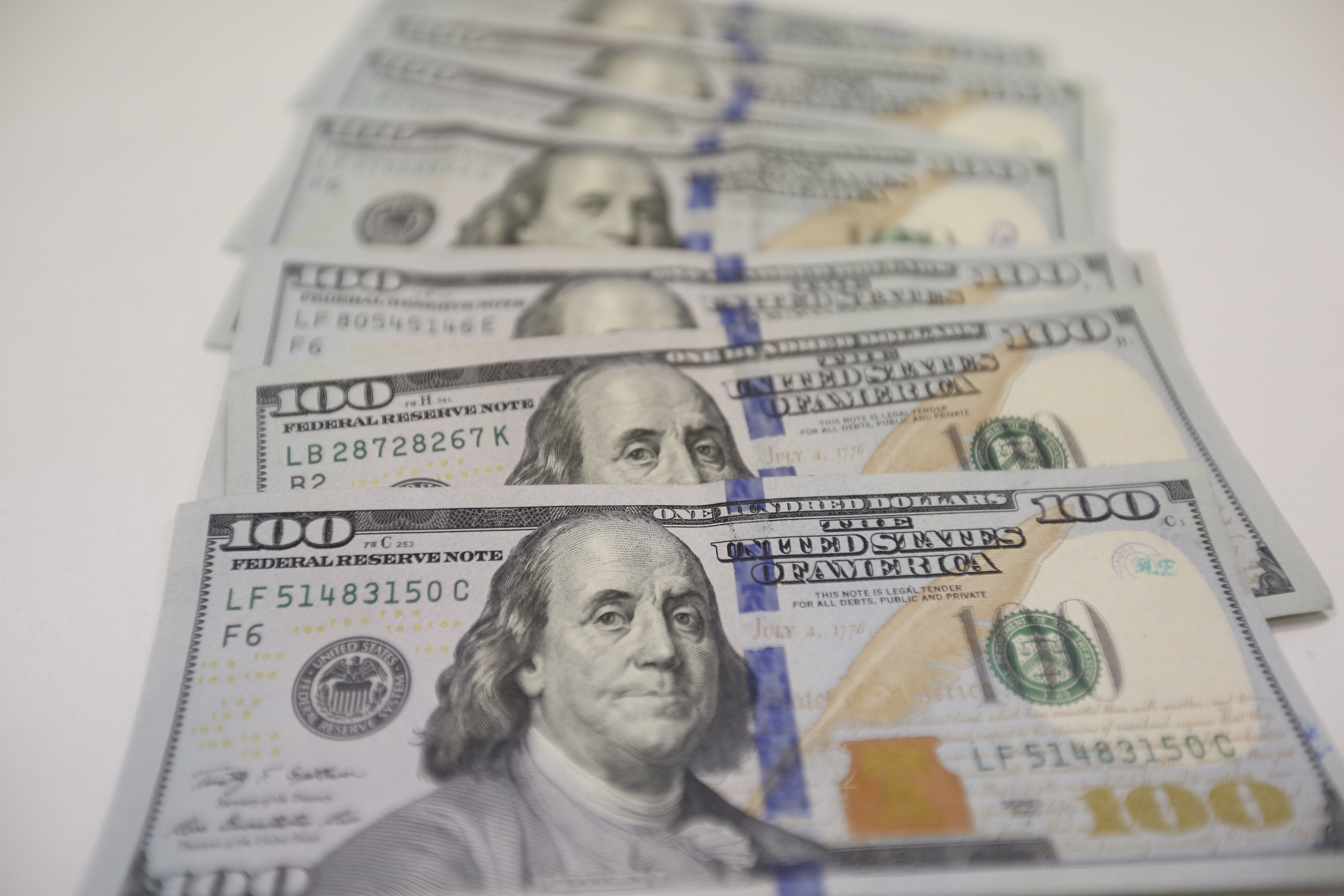 Precio del dólar en Argentina baja, con mercado atento a licitación de letras