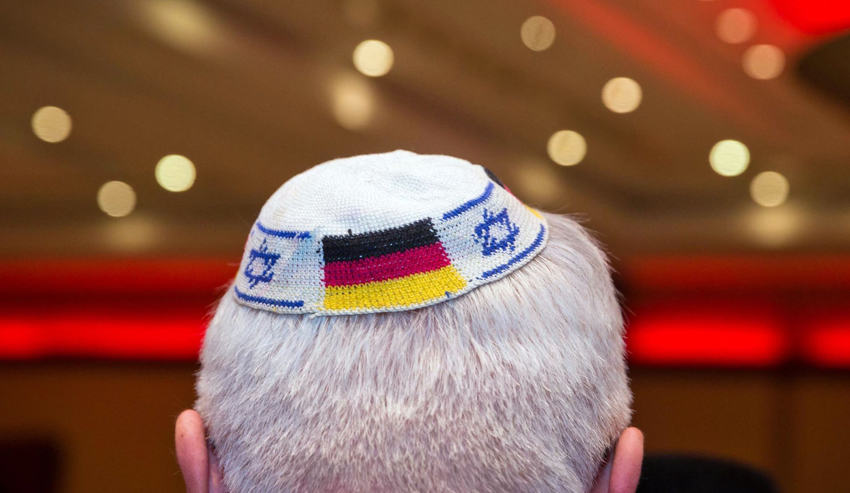 Recomiendan a los judíos en Alemania que no lleven la kipá en público