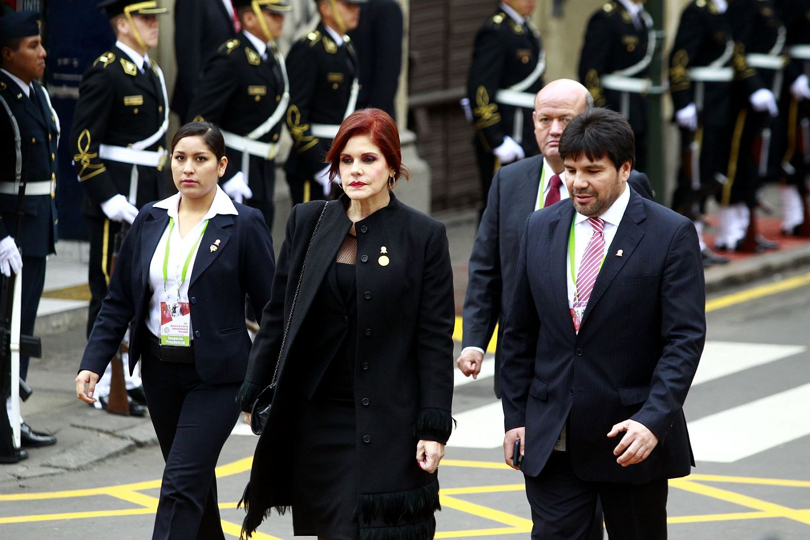 Mercedes Araoz: "Vi caras preocupadas por el tema del referéndum"