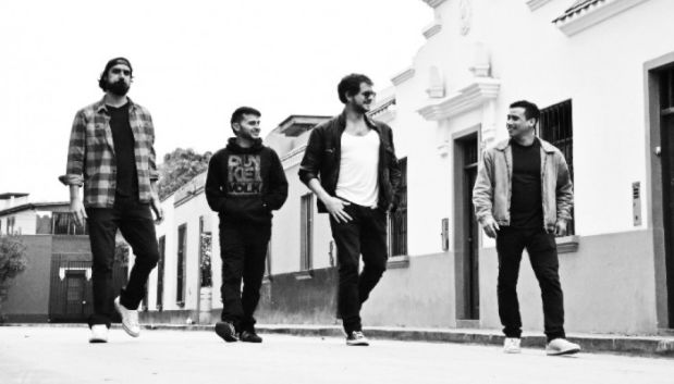 Actor Diego Carlos Seyfarth se luce como vocalista de la banda The Auroraz