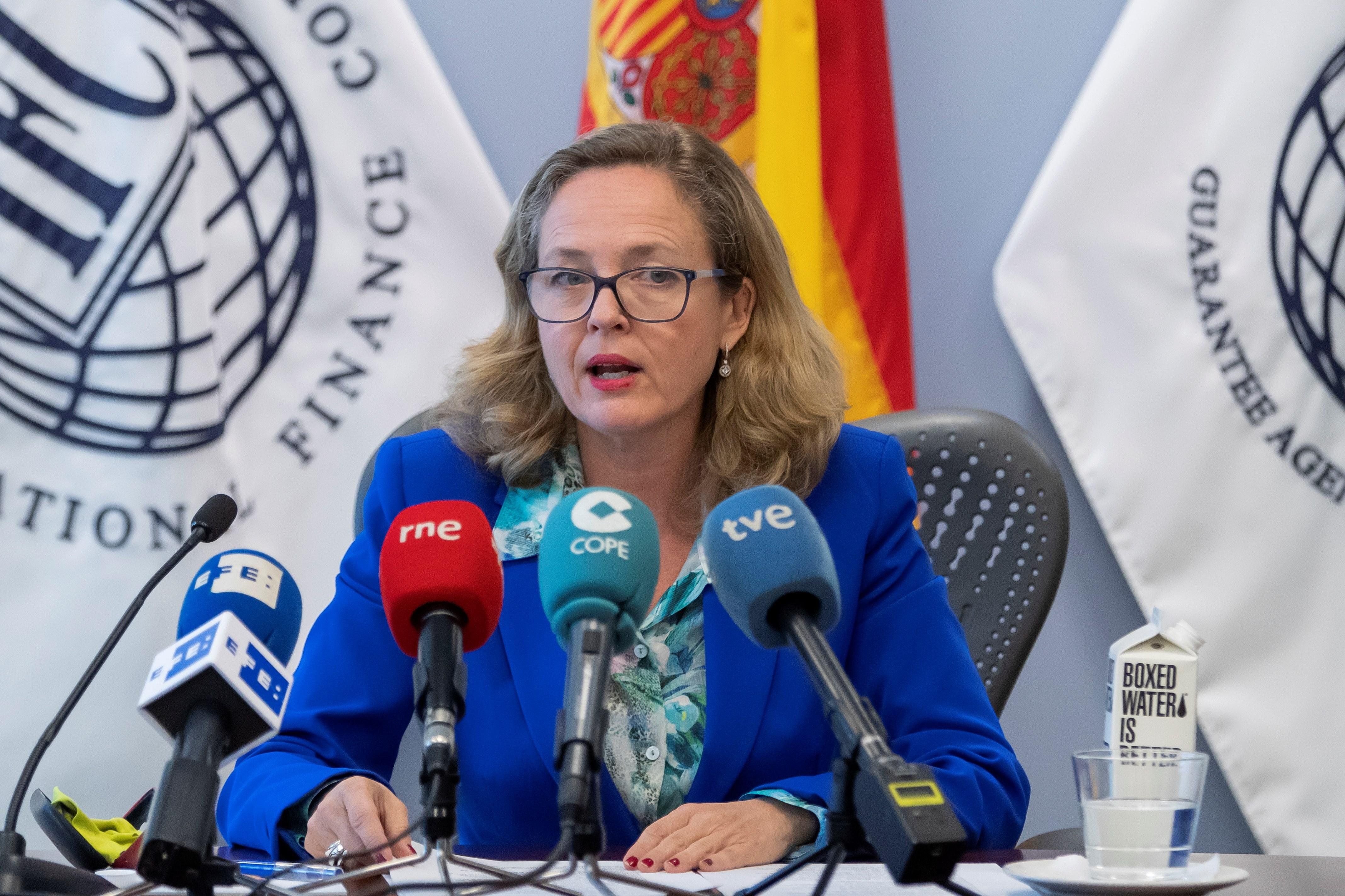 España considera “inaceptables” los aranceles de EE.UU. e insta a negociar
