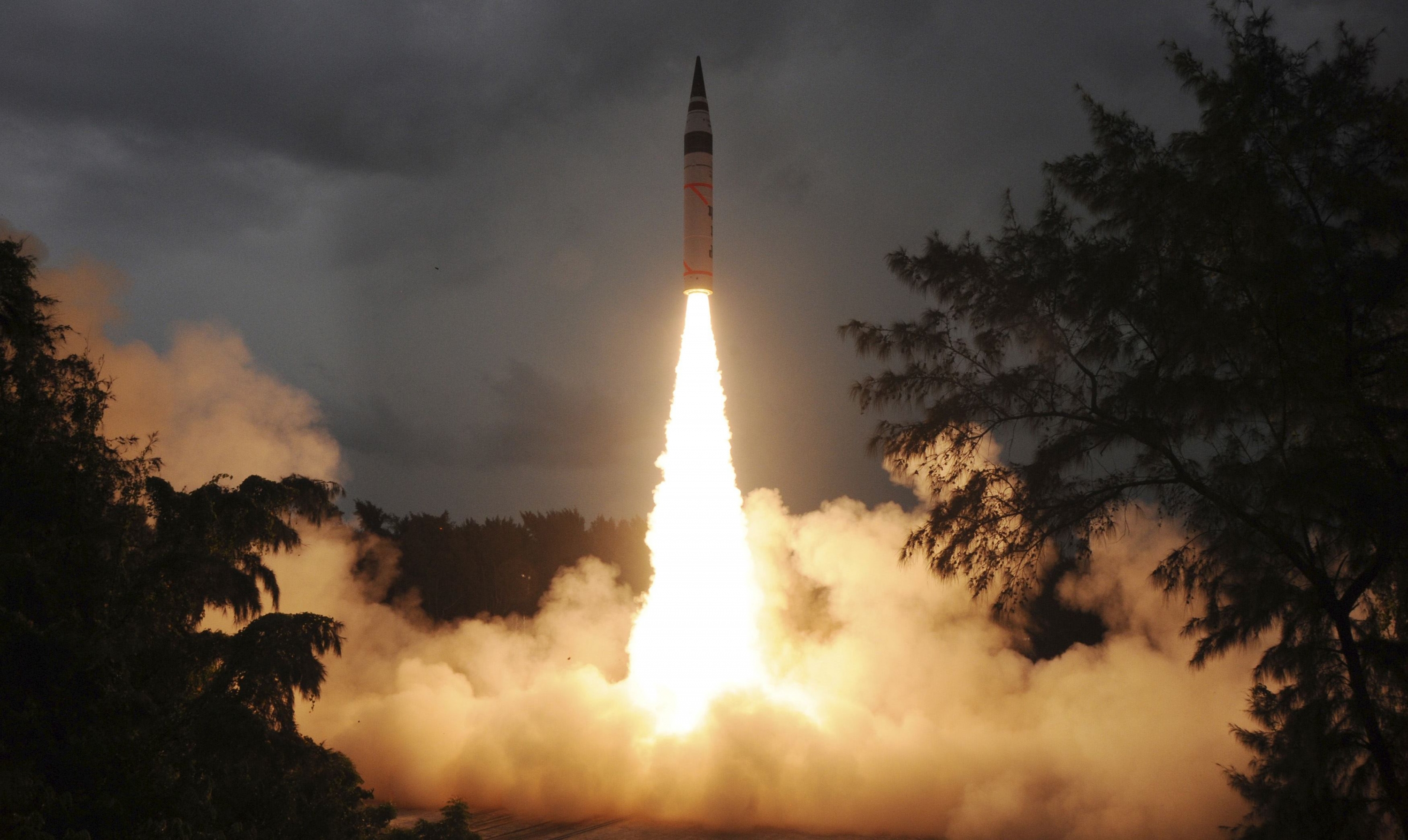 Rusia considera un "paso peligroso" la retirada de EE.UU. de tratado nuclear