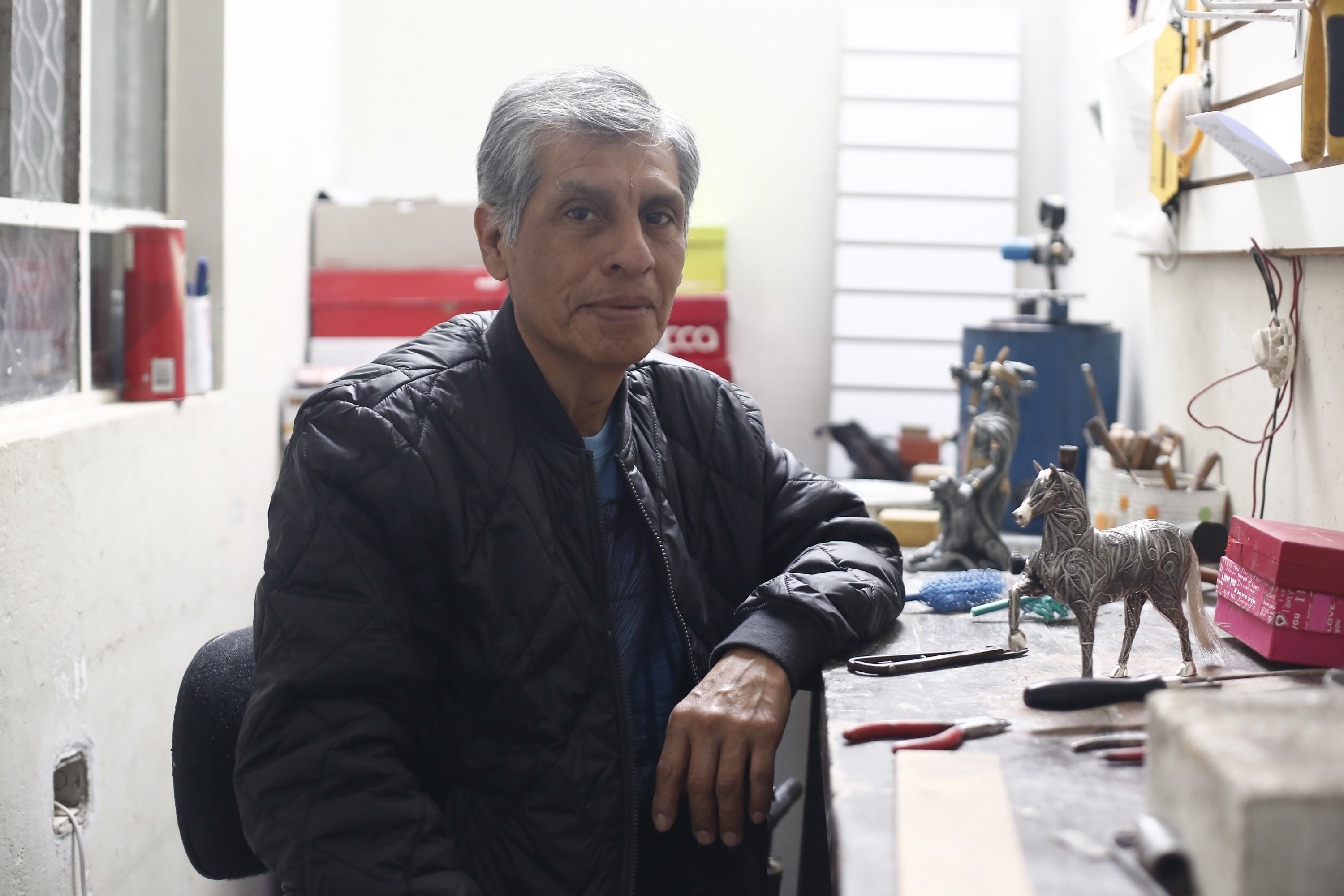 “Entre arte y artesanía no hay mucha diferencia. Quizá el artista tiene más conocimientos, pero los artesanos tenemos la visión de trabajar lo que nos gusta”, expresa el maestro de la plata (César Campos/Perú21).