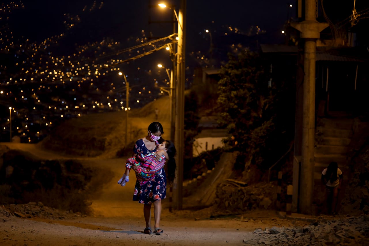 Este es el testimonio de Jefte Dalila Quispe, una madre que trata de sacar adelante a su hija con parálisis cerebral en medio de las carencias que provoca la cuarentena por el coronavirus. (Foto: César Bueno)