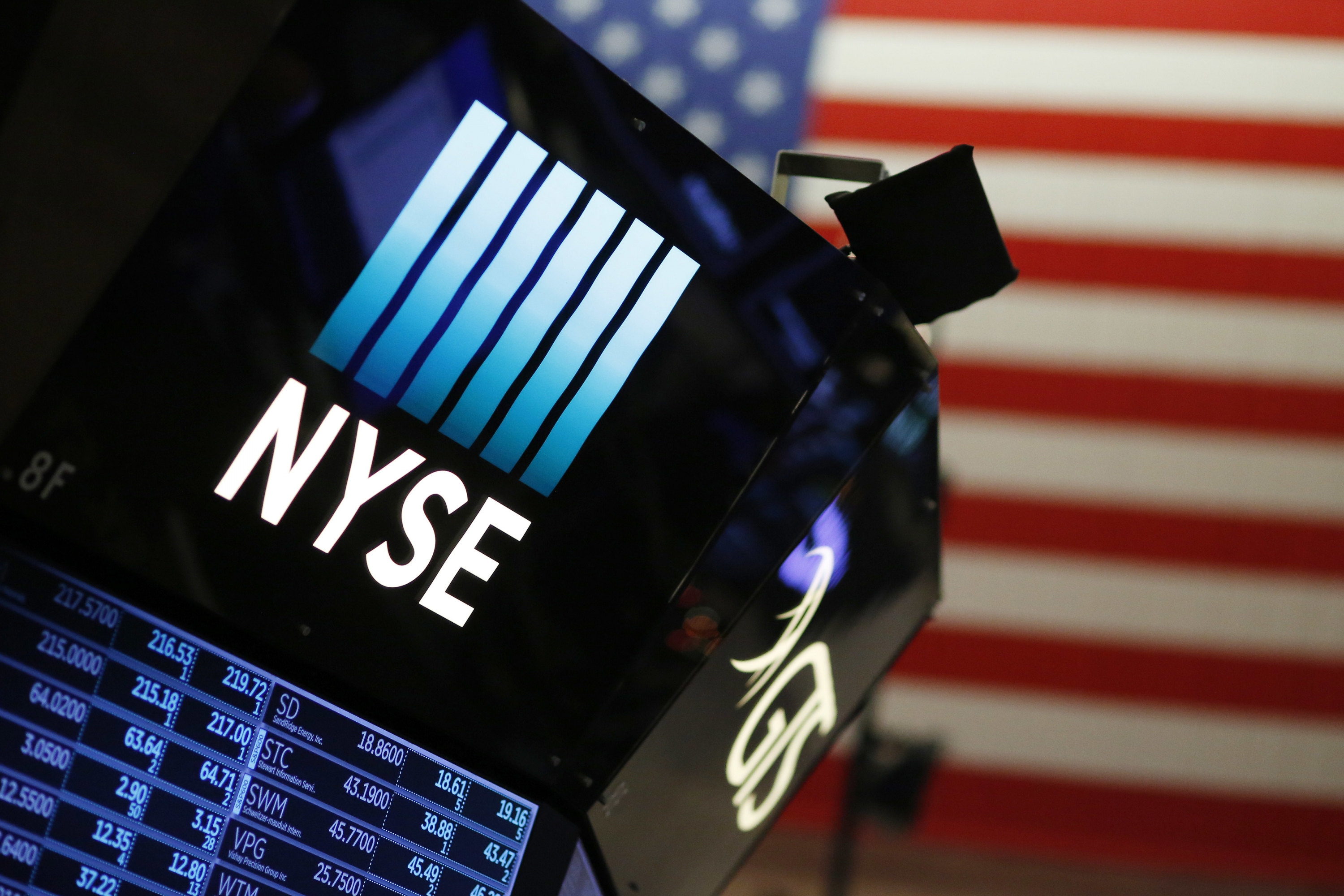 Wall Street cierra mixto tras comentarios de Trump sobre el comercio global
