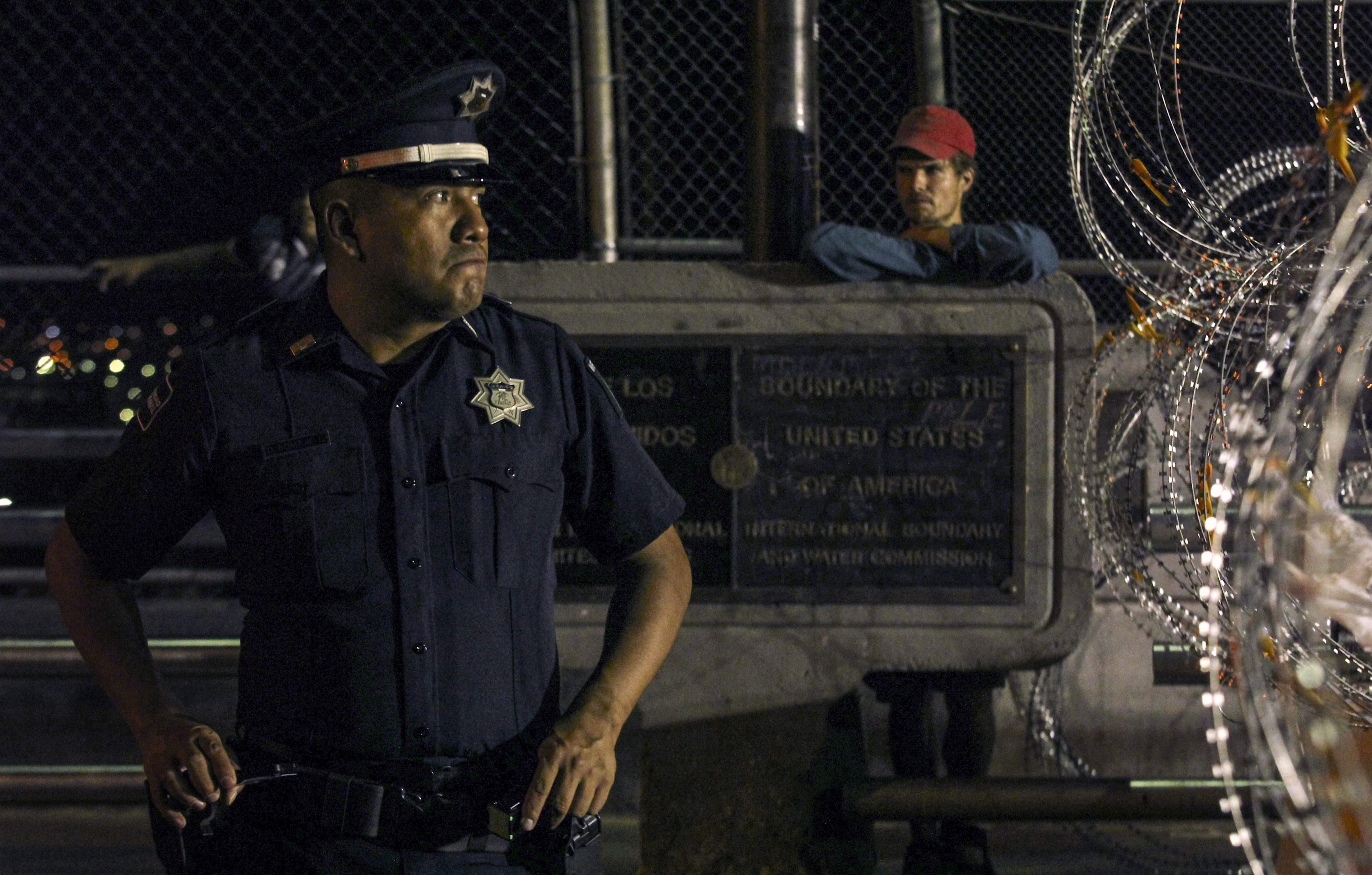 Agentes de la Oficina de Aduanas y Protección Fronteriza de Estados Unidos mantienen cerrado el Puente Internacional durante una operación sorpresa para evitar que los usuarios crucen. (Foto: AFP)