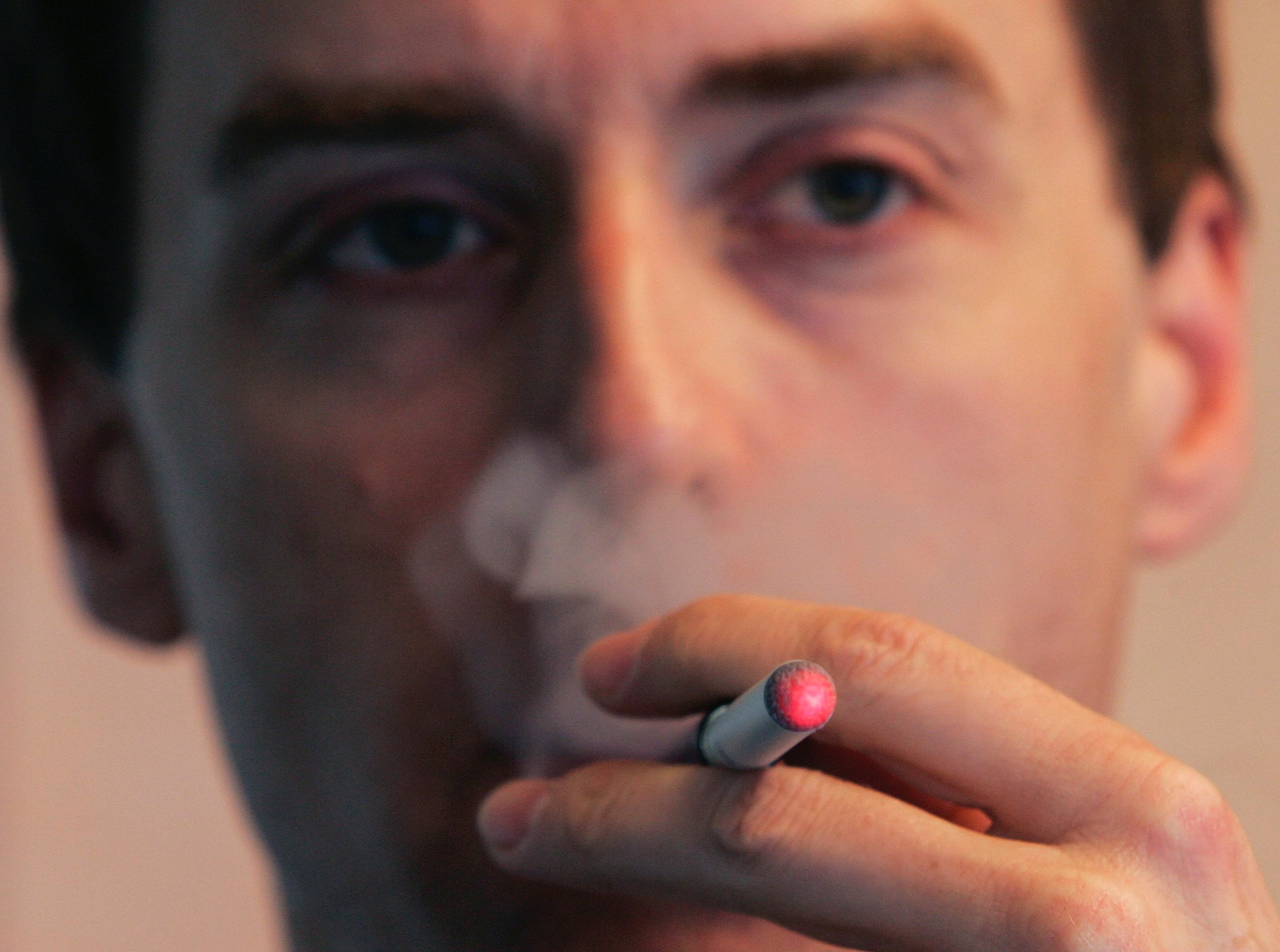 Los líquidos de los cigarrillos electrónicos podrían haber causado los problemas respiratorios en los estudiantes. (Foto: Reuters)