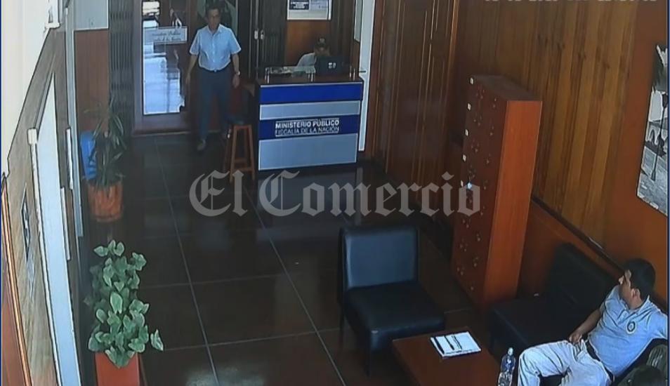 La cámara de seguridad del piso 9 del Ministerio Público captó a Aldo León Patiño cerca de la oficina lacrada de la cual se retiró información el sábado 5 de enero. (Foto: El Comercio)