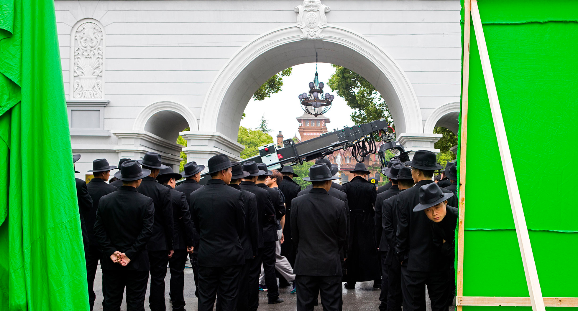 FOTO 7 | Delante de una pantalla verde. Los actores se paran frente a una pantalla verde en el Shanghai Film Park, donde se ha recreado una versión del centro de la ciudad de la década de 1930. Fotógrafo: Mark Parascandola