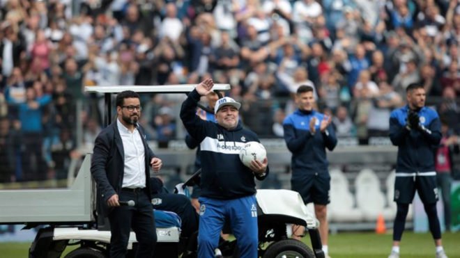 Maradona rompió en llanto al entrar al recinto de Gimnasia | VIDEO