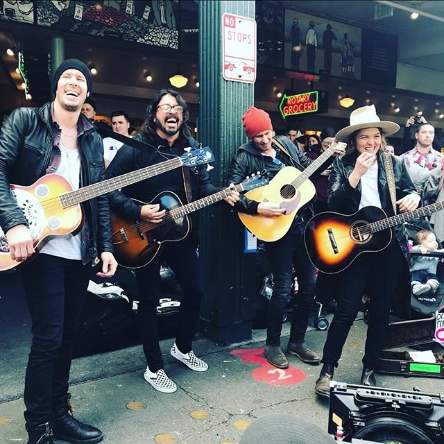 Dave Grohl y Brandi Carlile ofrecieron un show en un mercado de Seattle. (Instagram)