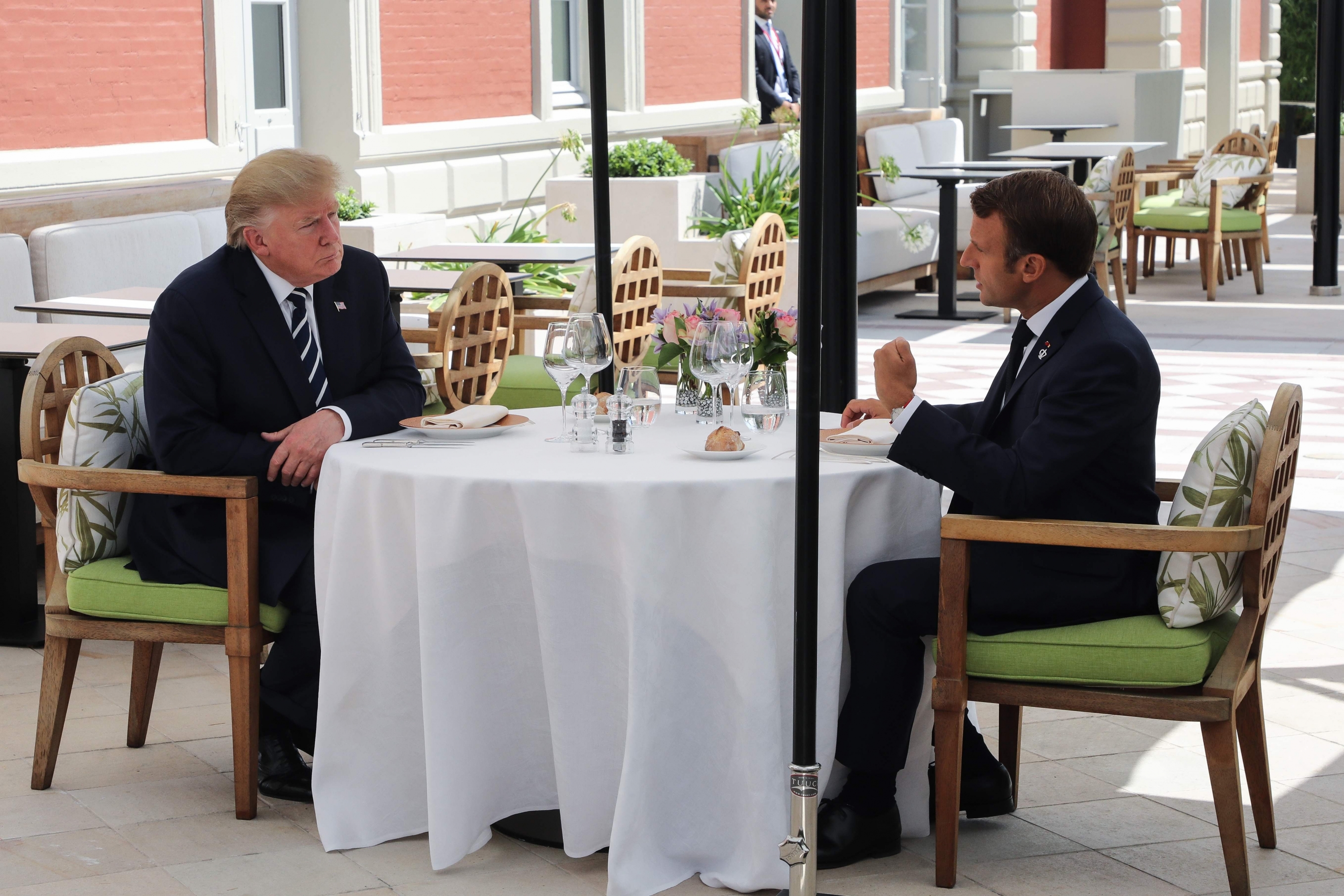 Donald Trump y Emmanuel Macron sostienen un almuerzo este sábado, un día después de las amenazas del mandatario estadounidenses de imponer aranceles a Francia. (Foto: AFP)