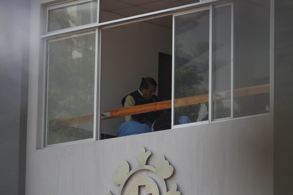 Entre 4 y 5 policías de la Dirsepen vigilan al ex mandatario (César Campos/Perú21).