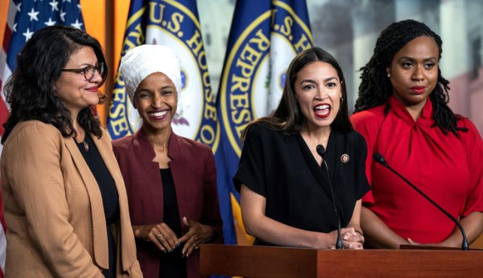 Rashida Tlaib, Ilhan Omar, Alexandria Ocasio-Cortez y Ayanna Pressley son las cuatro legisladoras que representan el ala izquierdista del Partido Demócrata. (Foto: EFE)