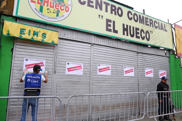 Comuna limeña clausuró el centro comercial El Hueco