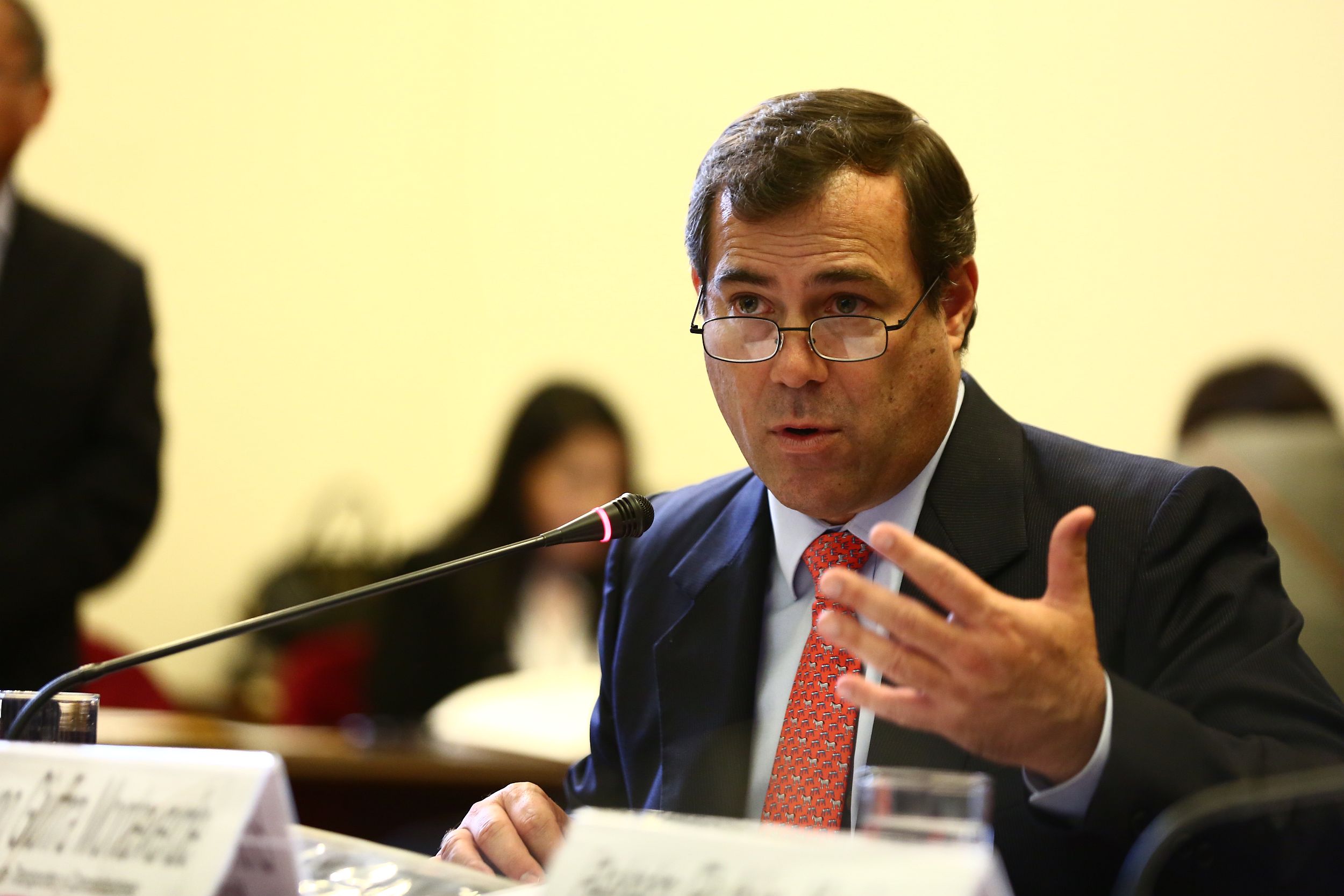 Giuffra respalda a Pablo de la Flor tras críticas de gobernadores