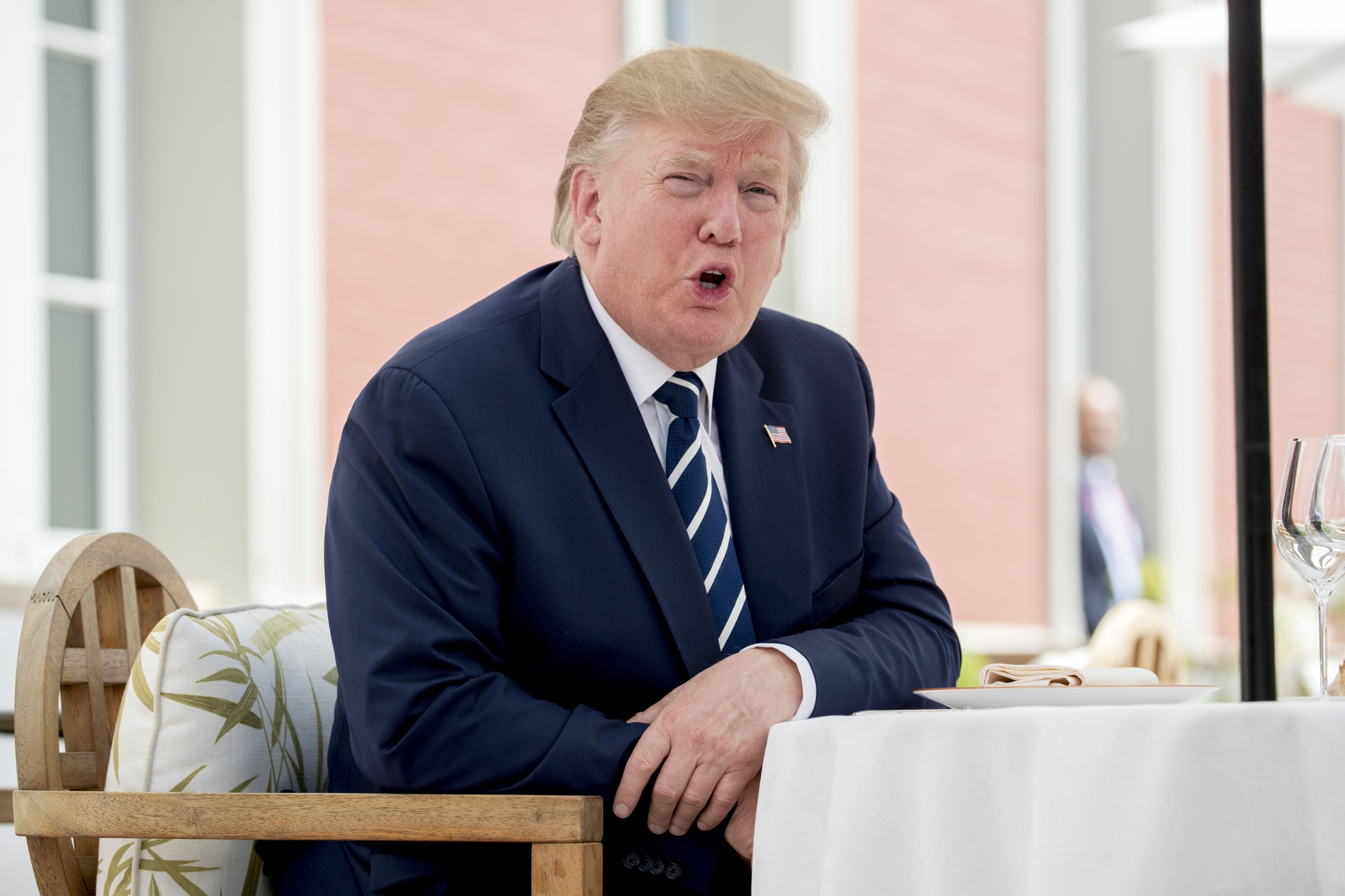 Trump ha sumado un nuevo enemigo en medio de la guerra comercial que ya afronta con China al amenazar a Francia con aranceles al vino. (Foto: AP)