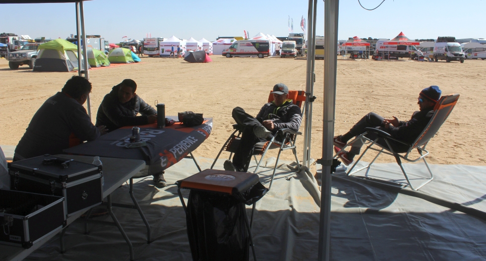 Lalo Burga y Carlo Vellutino en su equipo, descansando en la jornada. (Foto: Christian Cruz Valdivia, enviado especial de El Comercio)