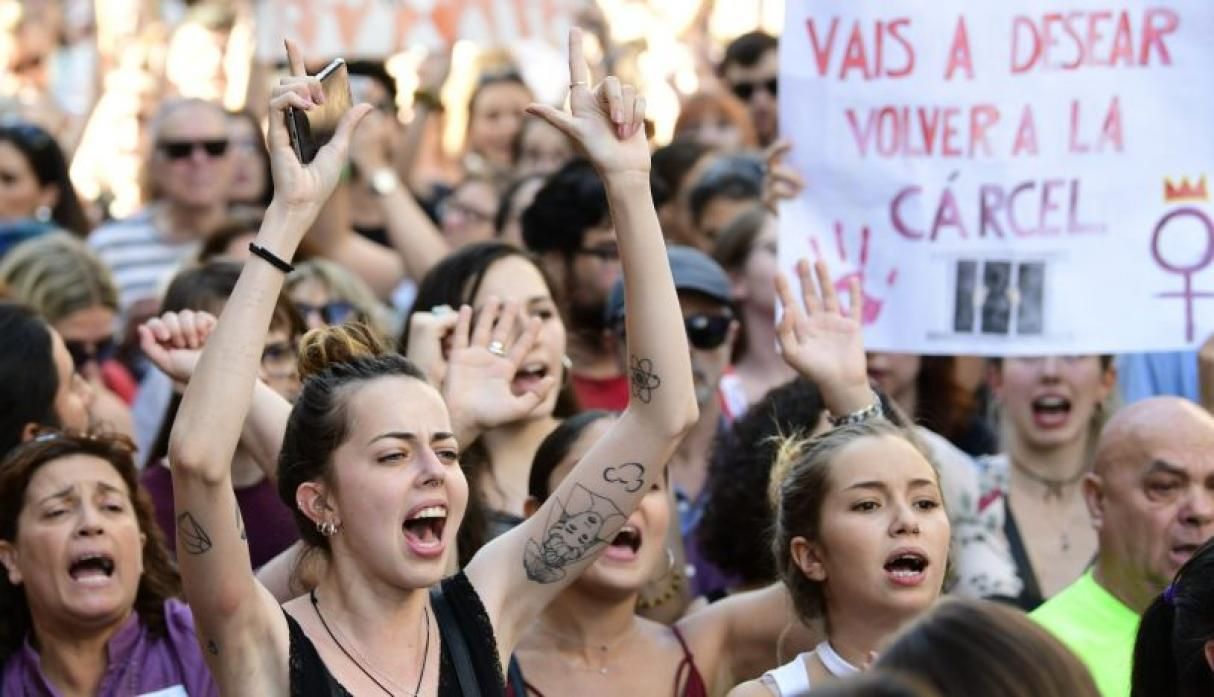 España: Las denuncias de violaciones grupales a mujeres se multiplican. (AFP)