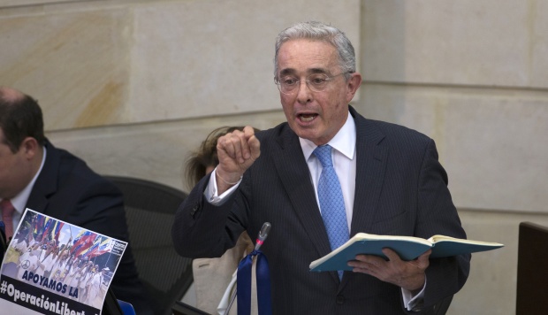 Nicolás Maduro denunció que fue en la misma casa de Álvaro Uribe Vélez donde se planeó un atentado en su contra. En la foto, el expresidente de Colombia Álvaro Uribe. (Foto: AFP)