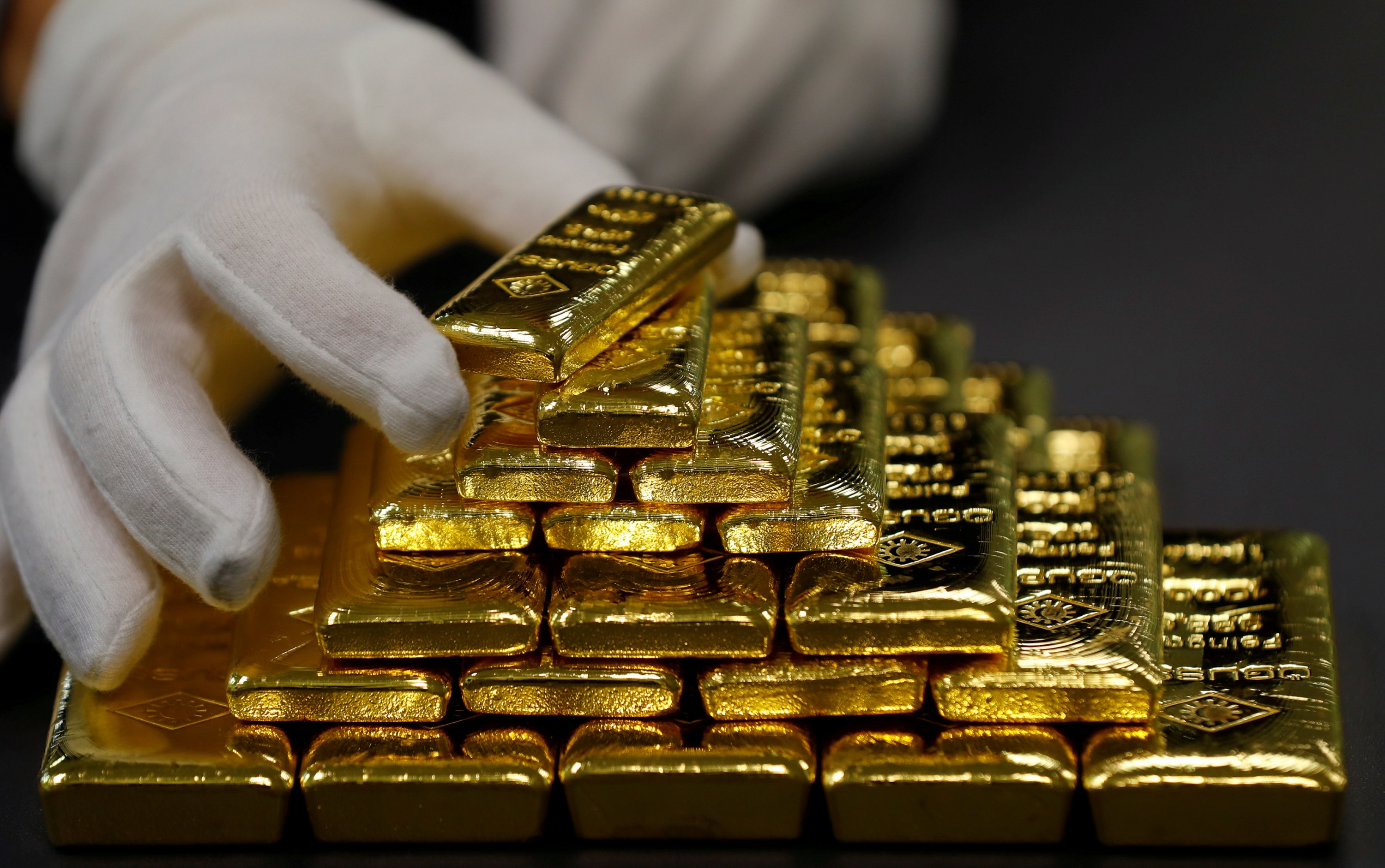 Oro cae ante nuevos aranceles y posible alza de tasas de interés por la FED