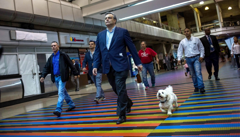 Embajador español viaja a Madrid tras ser expulsado de Venezuela