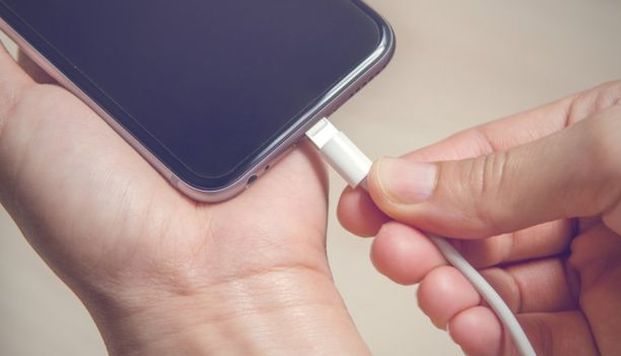 Cuáles son los peligros de cargar tu smartphone en lugares públicos