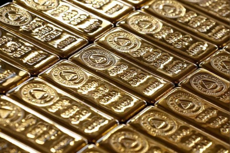 Oro cae por repunte del dólar desde mínimos de una semana
